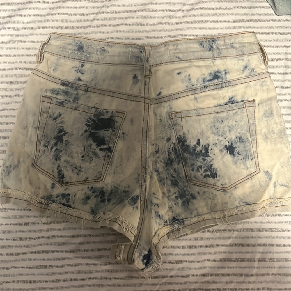 Shorts - Picture 2 of 3